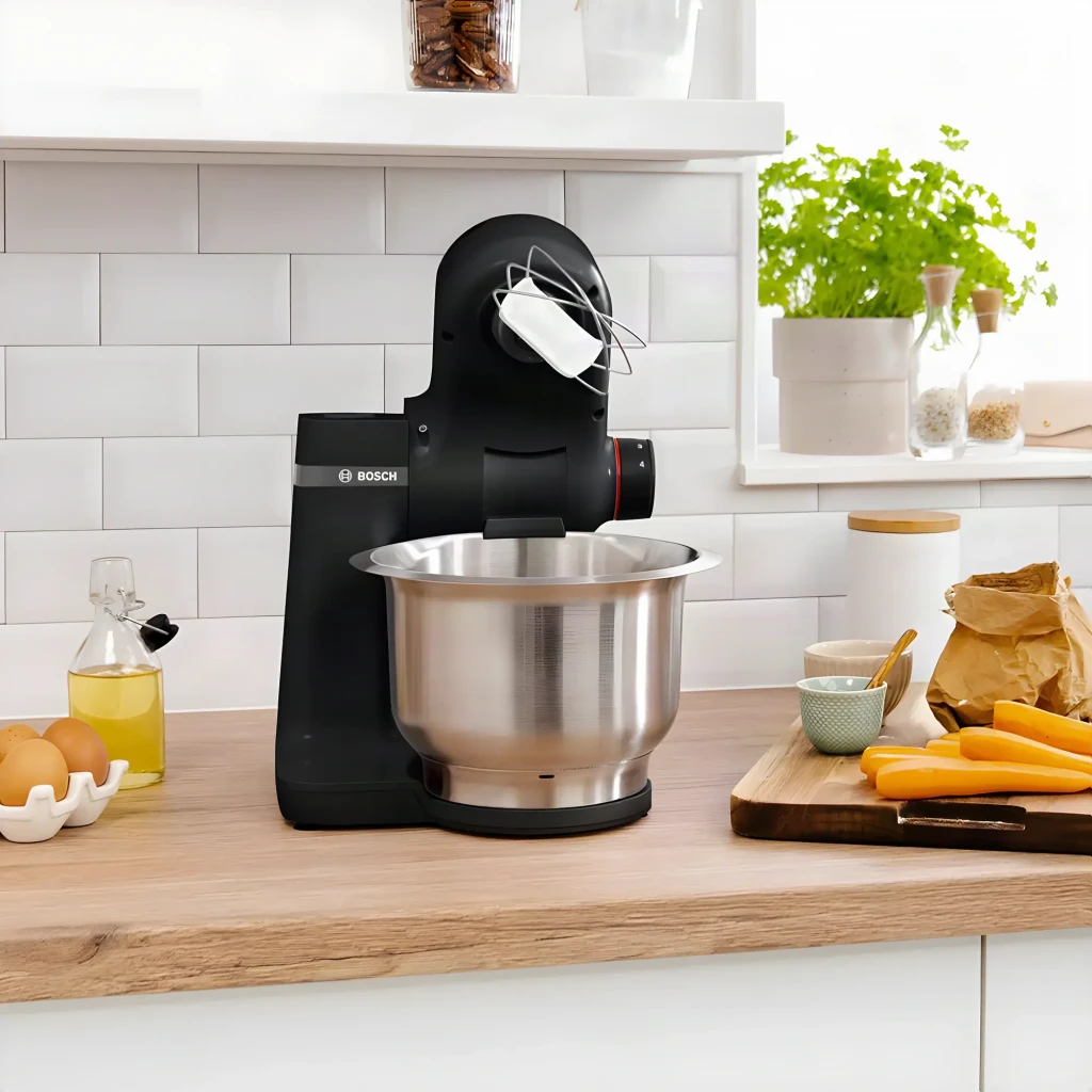Robot de cozinha Bosch MUM Serie 2 3,8L 700W 4 Velocidades Preto MUMS2EB01, em uso: sobre bancada de madeira com ovos