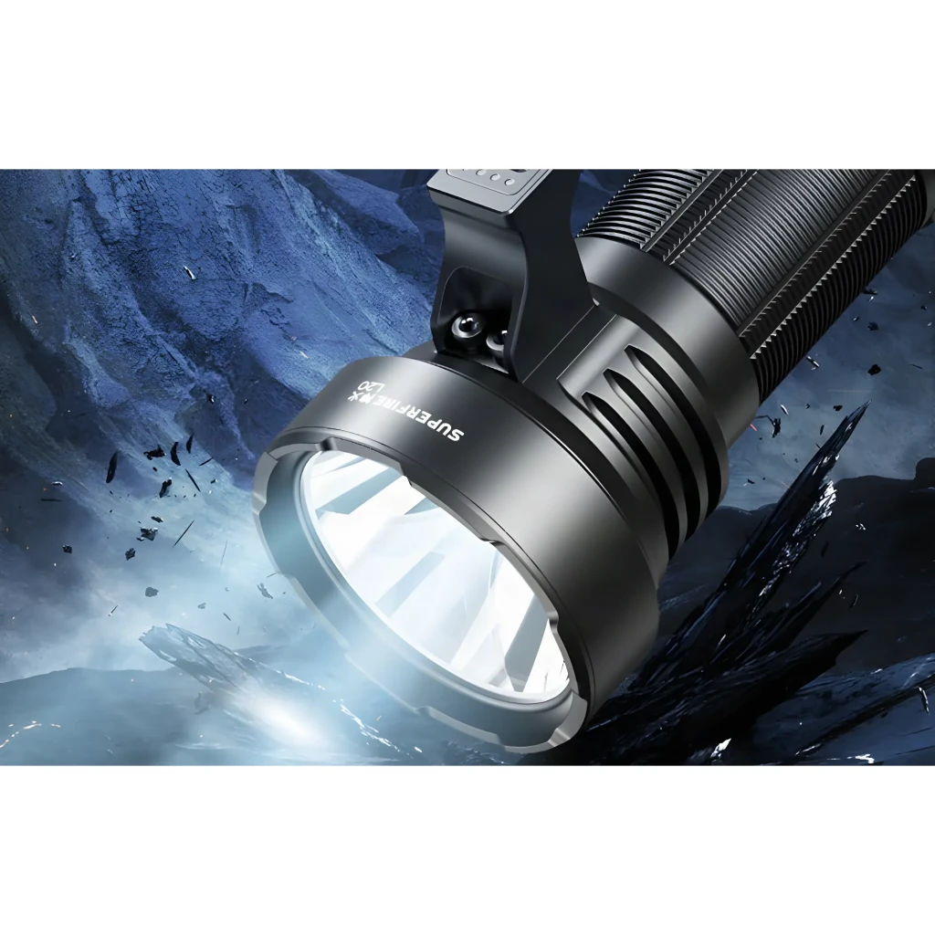 Lanterna LED Superfire L20 Preto Recarregável USB-C 5000 Lúmens 600 m, em uso: refletor aceso com feixe intenso, corpo