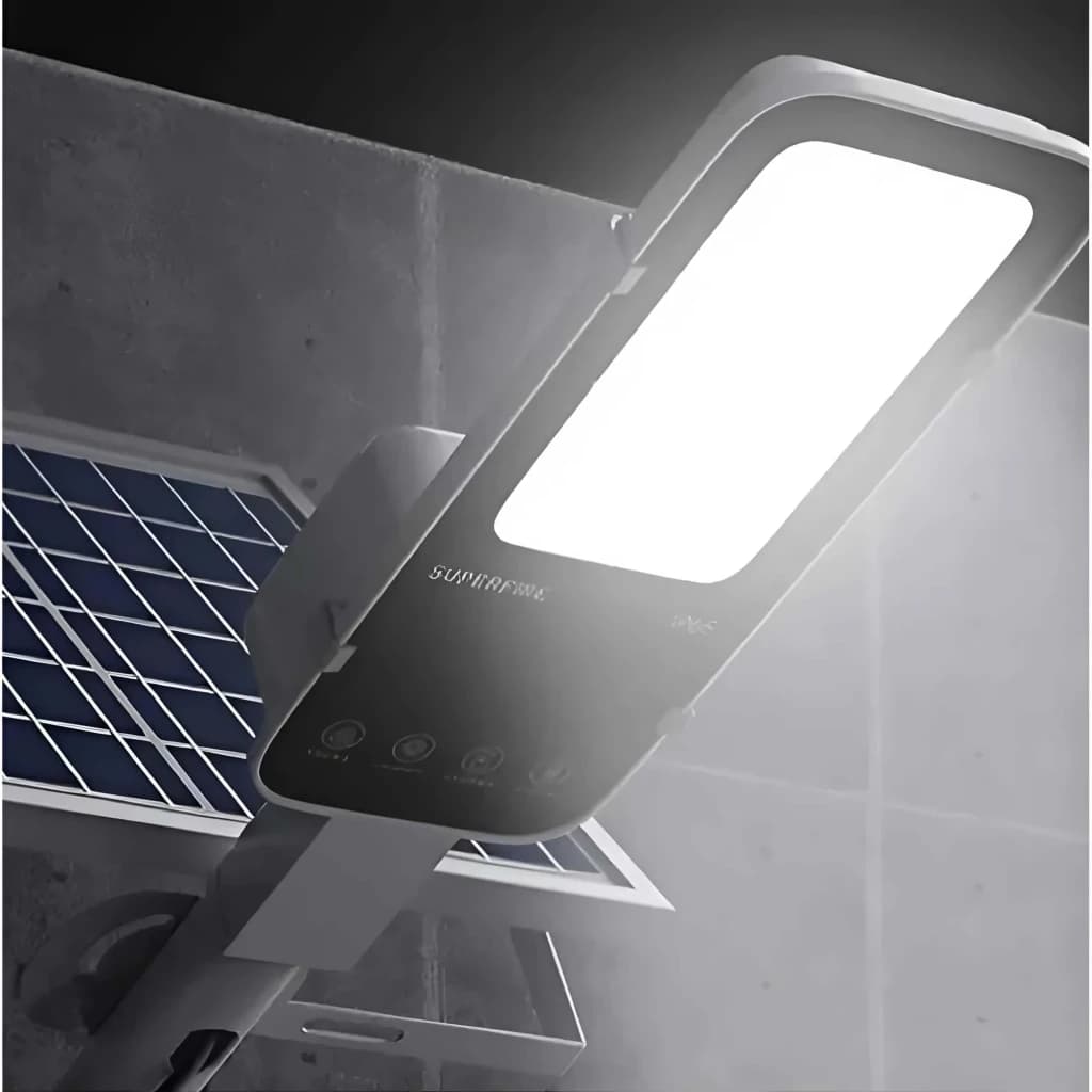 Lámpara Solar Superfire Batería 20000mAh 1400lm 140 m² Negro FF5-D, en uso: panel solar y cabezal LED encendido montados
