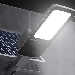 Lámpara Solar Superfire Batería 20000mAh 1400lm 140 m² Negro FF5-D, en uso: panel solar y cabezal LED encendido montados