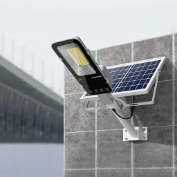Lámpara Solar Superfire Batería 20000mAh 1400lm 140 m² Negro FF5-D, en uso: montada en pared exterior con soporte y panel