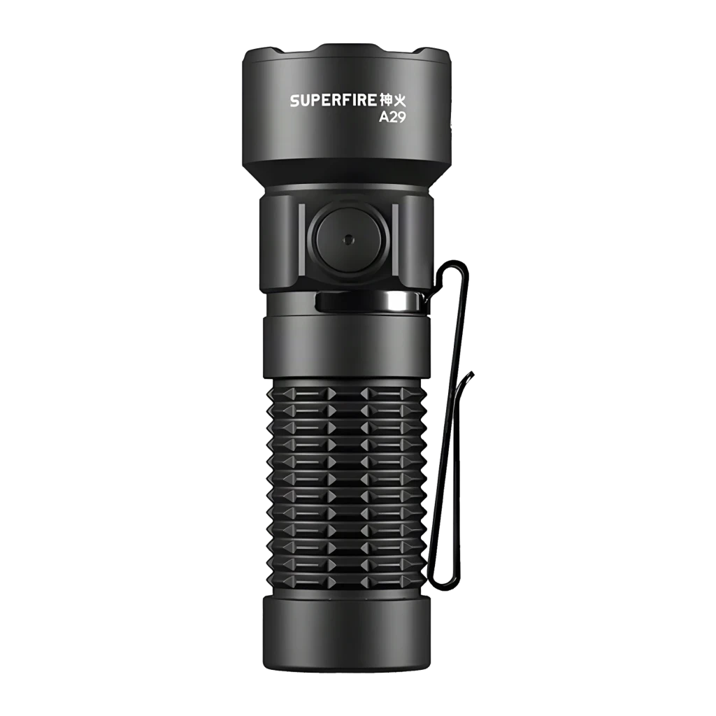 Lanterna LED Superfire A29 Preto Recarregável USB-C 1450 Lúmens 150 m, detalhe: botão lateral, corpo estriado e clip metálico