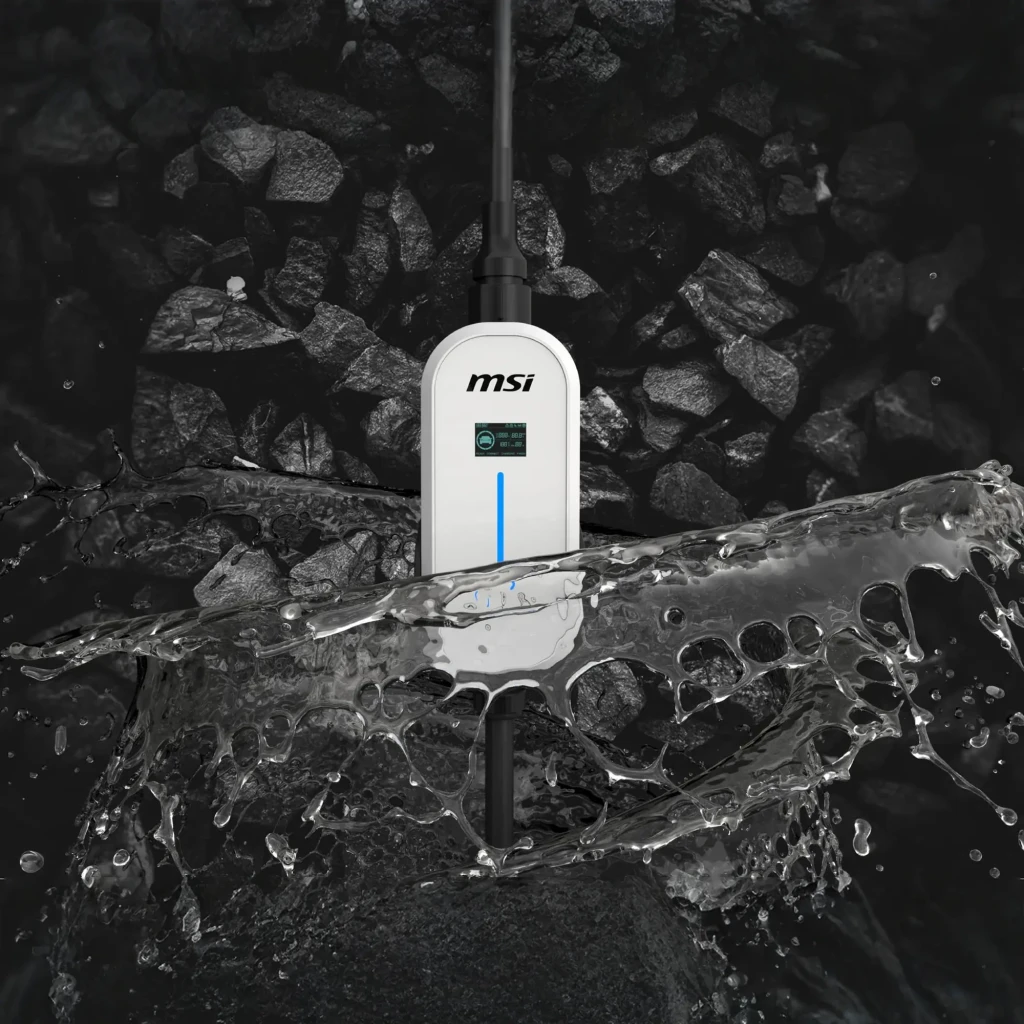 Chargeur Voiture Électrique MSI EVSE EZgo Blanc 7 kW Type 2 Câble 5 m, en utilisation: résistance à l'eau