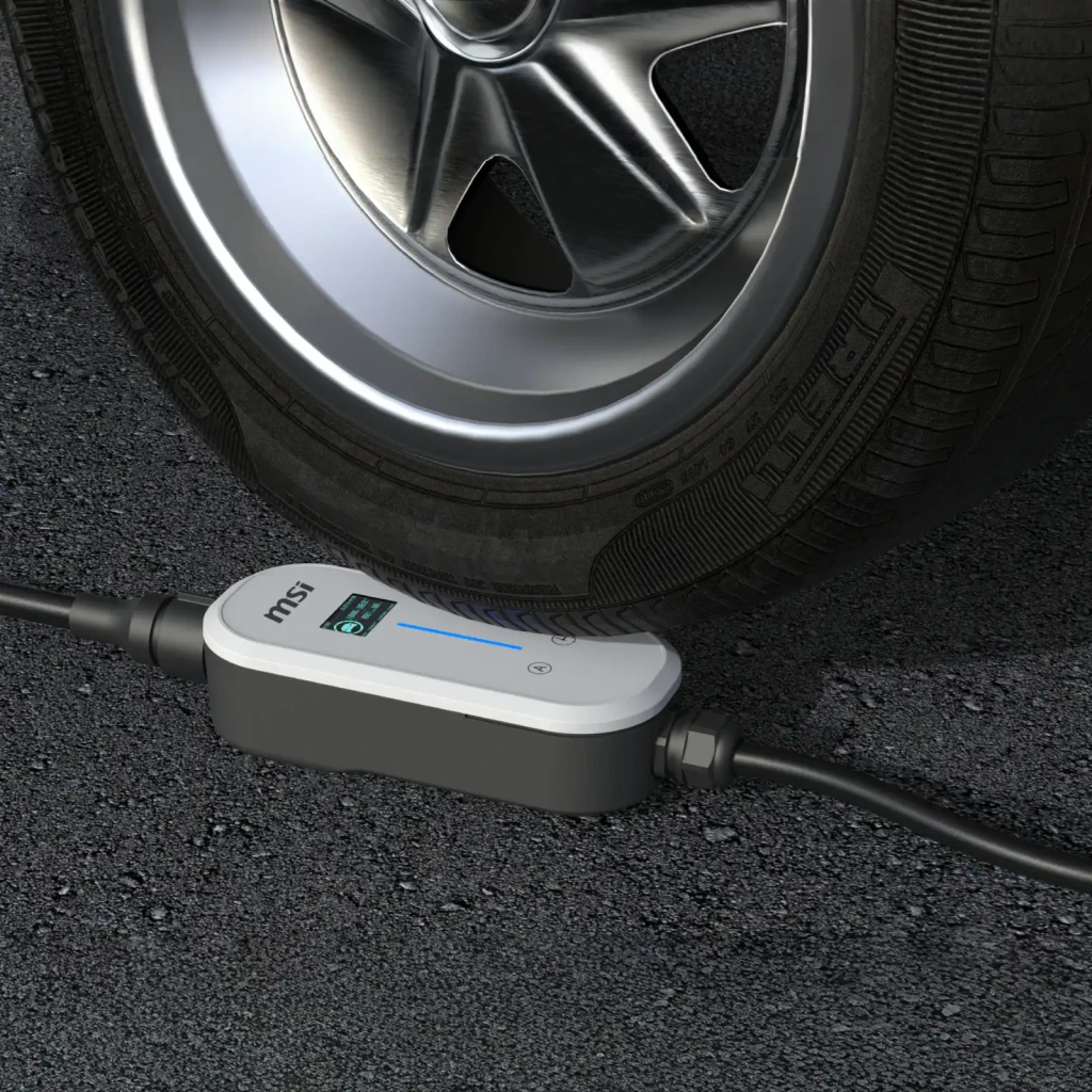 Chargeur Voiture Électrique MSI EVSE EZgo Blanc 7 kW Type 2 Câble 5 m, en utilisation: boîtier sur asphalte près d'une roue