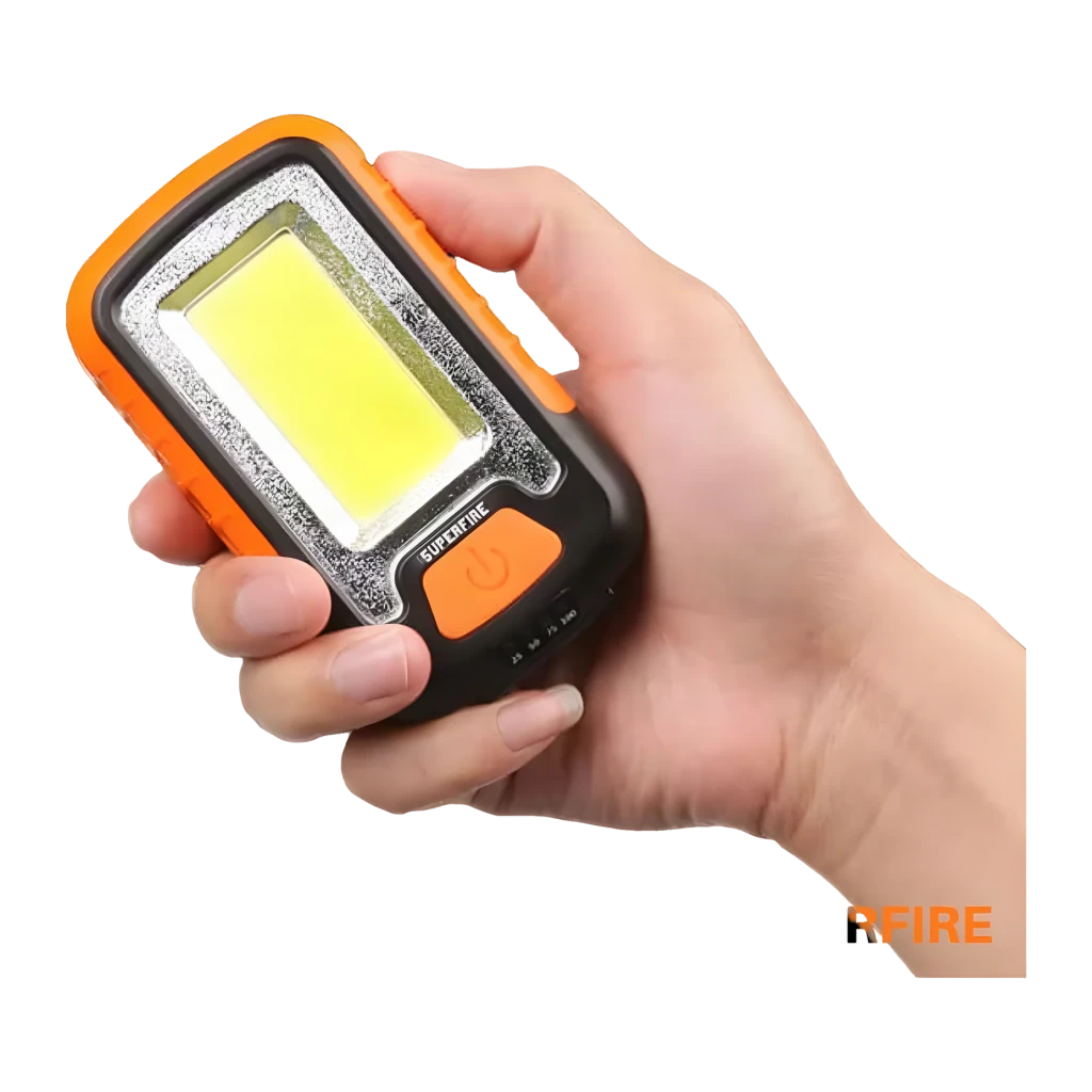 Lanterna LED Superfire G21 Preto Recarregável USB 650lm, em uso: mão segura a lanterna acesa mostrando painel COB frontal