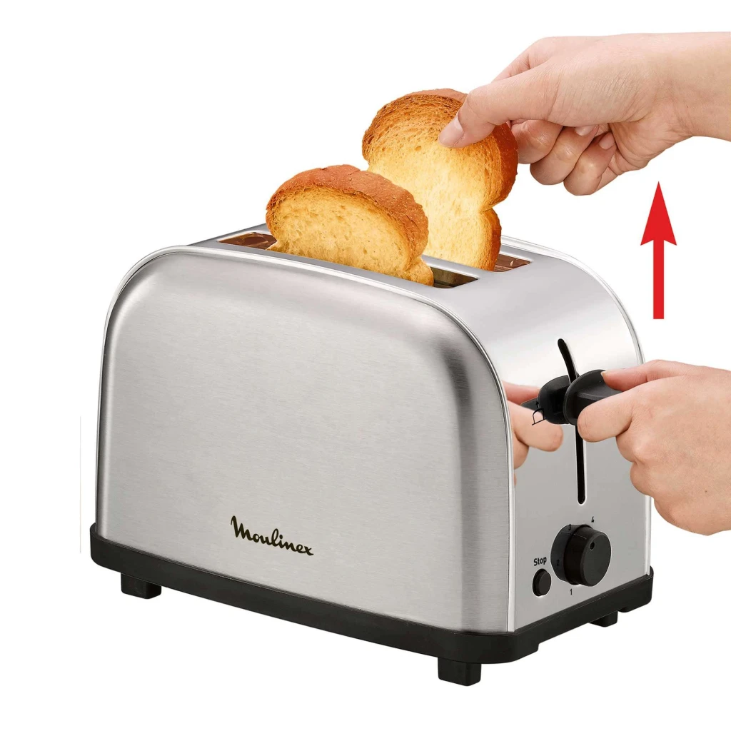 Tostadora Moulinex Classic 700W 2 ranuras Acero Inoxidable LT330D, en uso: manos extrayendo tostadas doradas con palanca