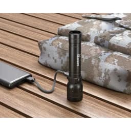 Lanterna LED Superfire GTS6 Preto Recarregável USB-C 7W 360 lúmens, em uso: a carregar com cabo USB-C a partir de powerbank