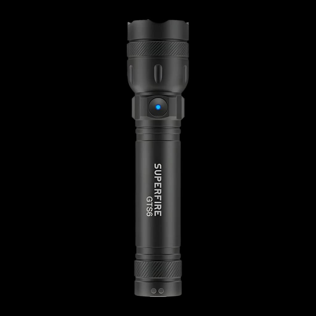 Lanterna LED Superfire GTS6 Preto Recarregável USB-C 7W 360 lúmens, detalhe: vista frontal com botão azul aceso, logo