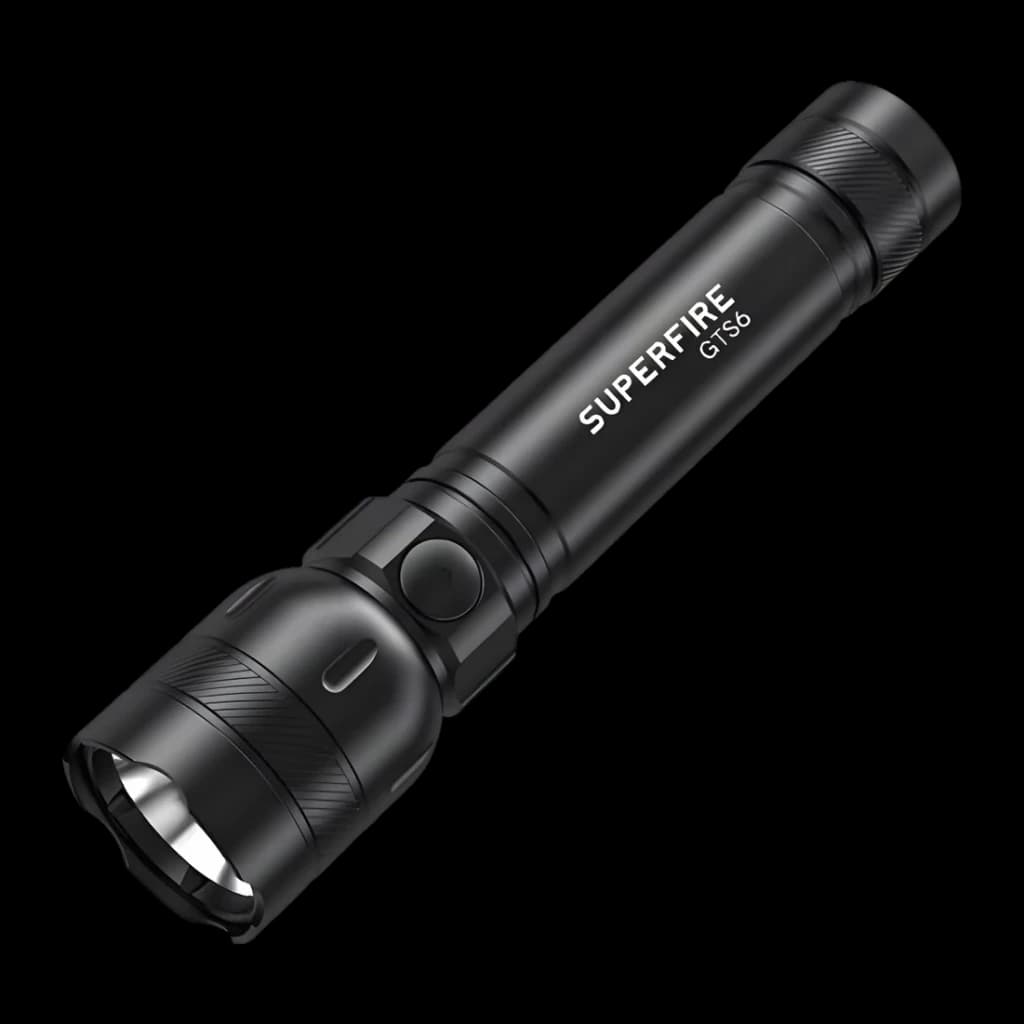 Lanterna LED Superfire GTS6 Preto Recarregável USB-C 7W 360 lúmens, detalhe: corpo preto em ângulo com logo, botão lateral