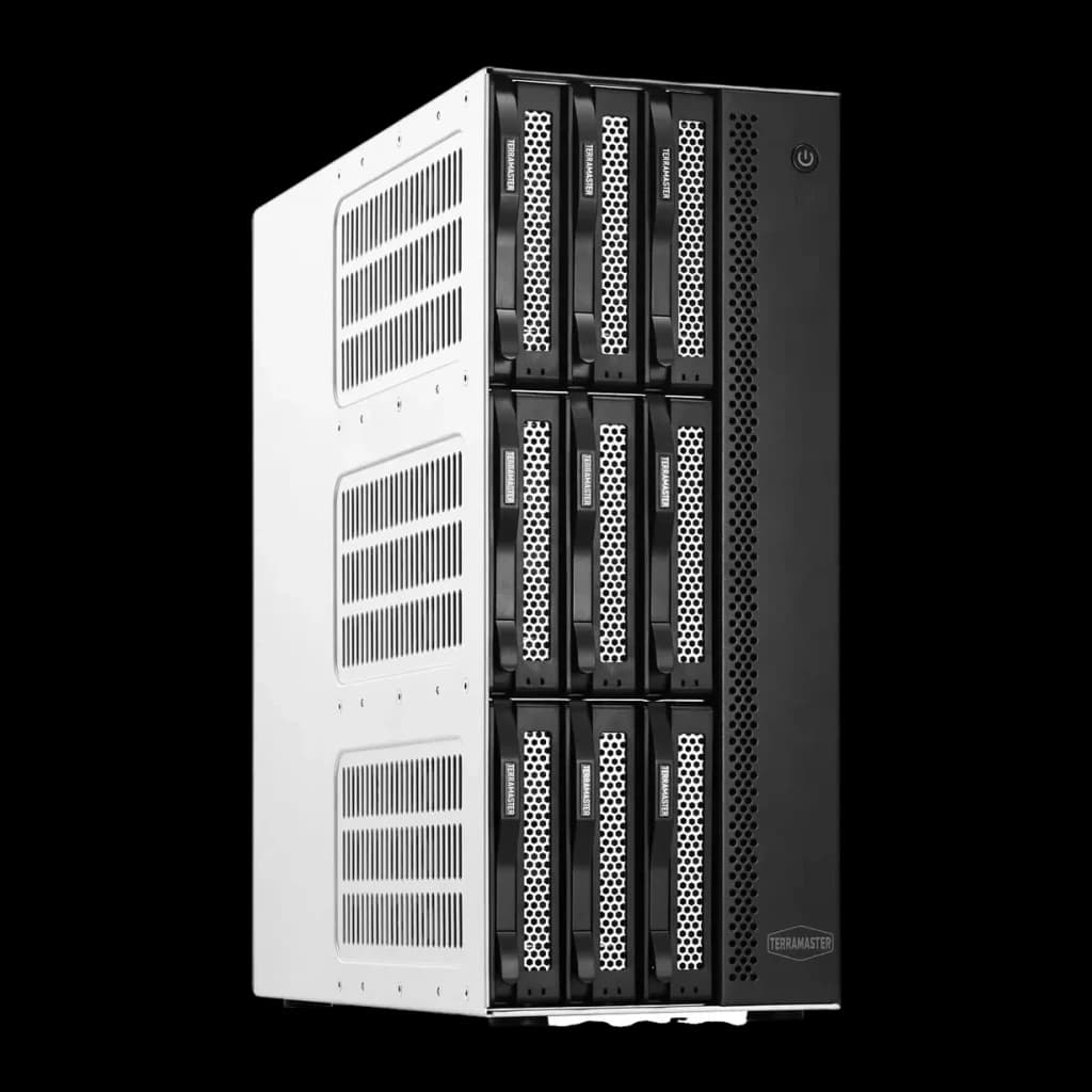 Servidor NAS TerraMaster 16GB Gris 9 Bahías Sin Discos 2 × 10GbE T9-500 Pro, detalle: vista angular de las 9 bahías vacías