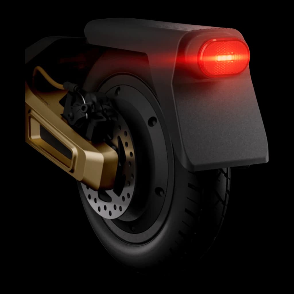 Patinete Eléctrico NAVEE ST5 Max 700W 90km 25km/h 10 pulgadas Negro, vista trasera: luz trasera roja encendida, guardabarros
