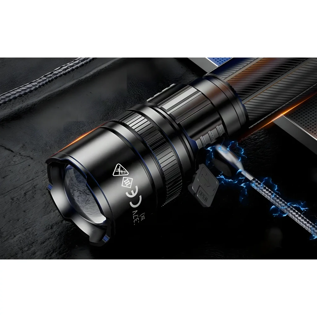 Linterna LED Superfire Y25 Negro USB-C Recargable 600 Lúmenes 450m, detalle: cabezal con lente y cuerpo estriado, puerto