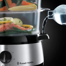 Vaporizador Russell Hobbs Cook@Home 9L 800W Preto 19270-56, em uso: água a ser vertida no reservatório lateral, cestos