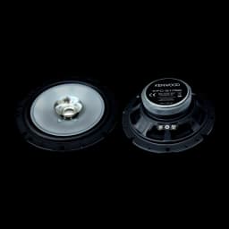 Colunas de carro Kenwood 30W RMS Preto KFC-S1756, detalhe: face frontal e traseira, cone prateado e etiqueta com modelo