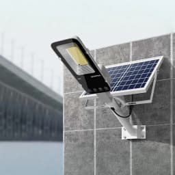 Candeeiro solar Superfire 20000mAh recarregável 2000lm 200m² Preto FF5-E, em uso: montado em parede exterior com painel