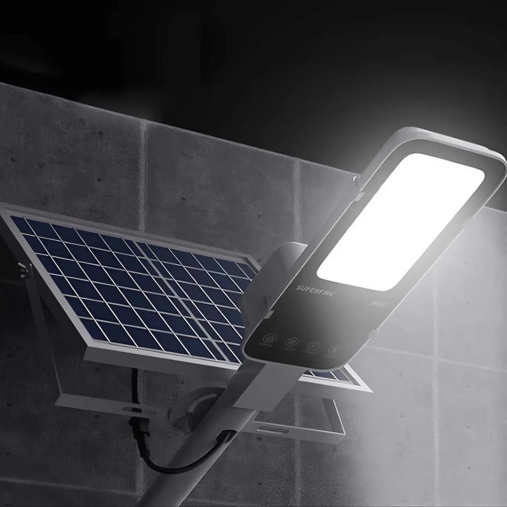 Candeeiro solar Superfire 20000mAh recarregável 2000lm 200m² Preto FF5-E, em uso: montado em poste com painel solar e foco