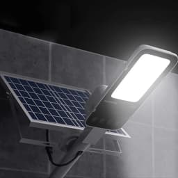 Candeeiro solar Superfire 20000mAh recarregável 2000lm 200m² Preto FF5-E, em uso: montado em poste com painel solar e foco