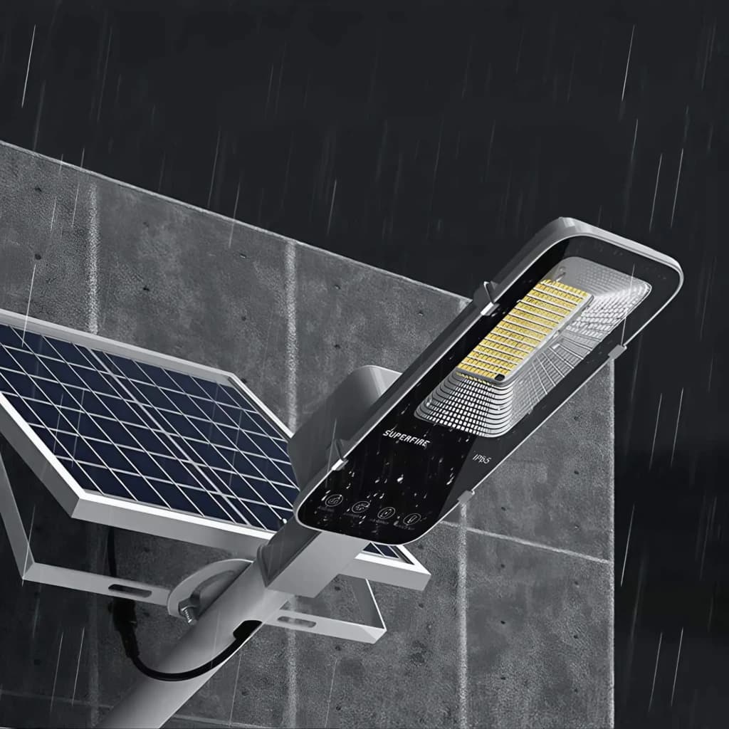 Candeeiro solar Superfire 20000mAh recarregável 2000lm 200m² Preto FF5-E, em uso: montado em poste sob chuva, painel solar