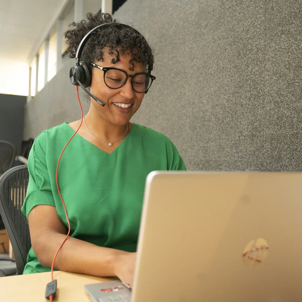 Auriculares Poly Blackwire 8225 USB-C Microsoft Teams Cancelación de Ruido Diadema Negro, en uso: mujer sonriente