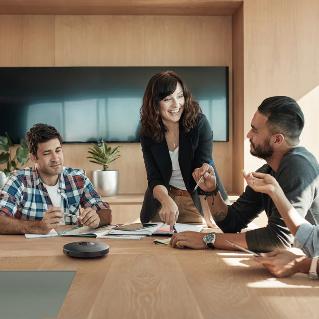Conférencier EMEET OfficeCore M2 Max 5W USB-C / Bluetooth 5.0 Noir, en utilisation: trois collègues en réunion, conférencier