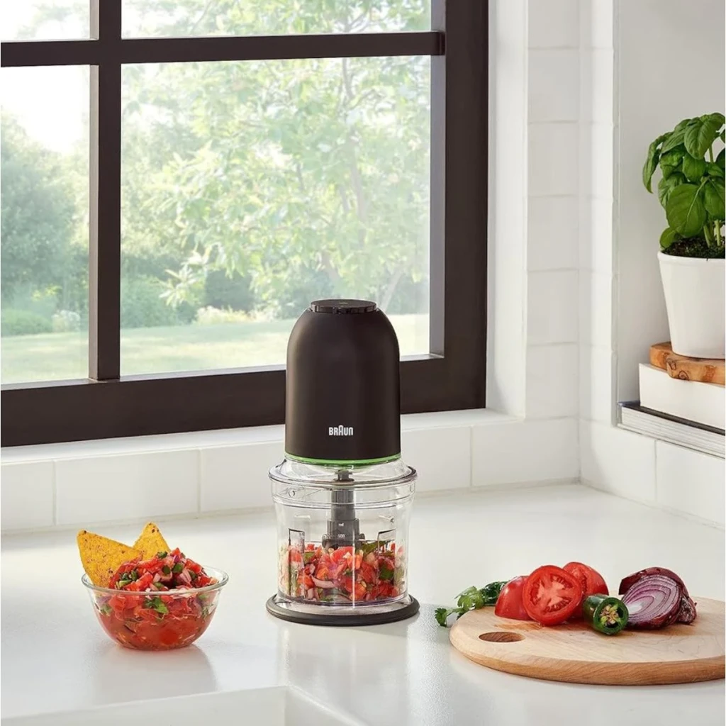 Hachoir électrique Braun MultiPractic 3 0,5L 500W 2 vitesses Noir CH3011BK, en utilisation: hachant de la salsa sur plan