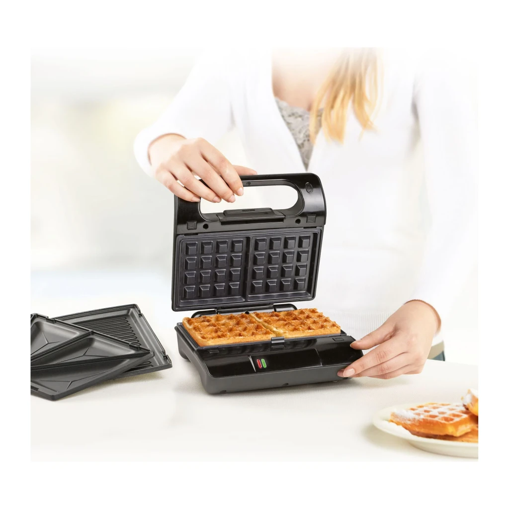 Grill y sandwichera Princess Multi Compact Pro 800W 230x130mm Negro 117002, en uso: mujer abre tapa con placas para gofres