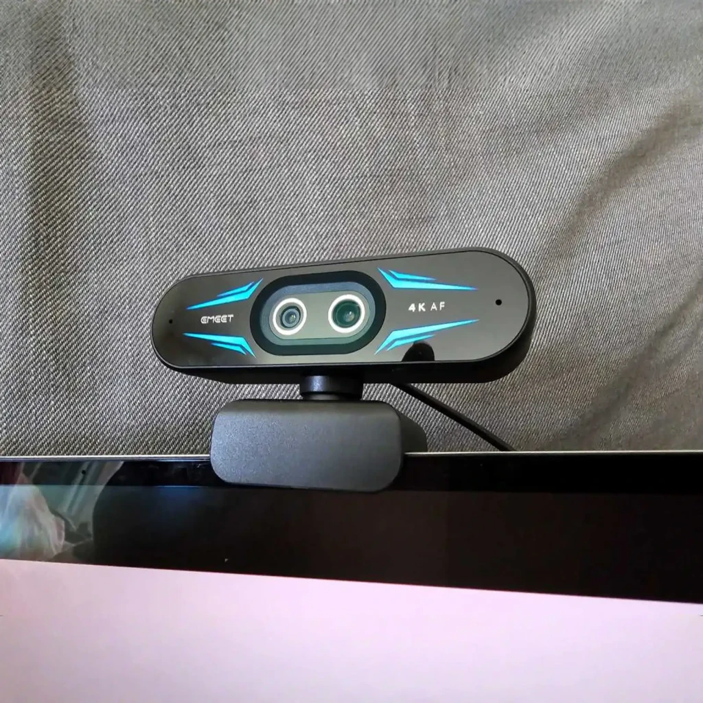 Webcam EMEET SmartCam C60E 4K Dual 30fps 2 Microphones 1080p 60fps Noir, en utilisation: fixée au bord du moniteur, double