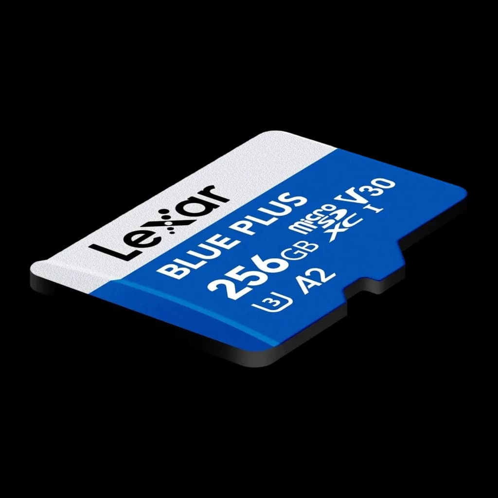 Tarjeta Lexar Blue Plus microSDXC 256GB UHS-I V30 U3 A2 170MB/s, detalle: vista en ángulo frontal con etiqueta azul