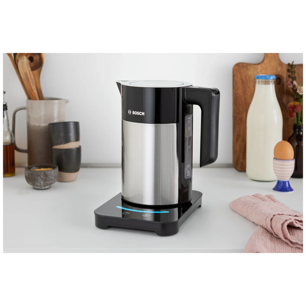 Chaleira elétrica Bosch 1,7L 1850W 7 temperaturas Preto TWK7203, em uso: sobre bancada de cozinha com base iluminada a azul