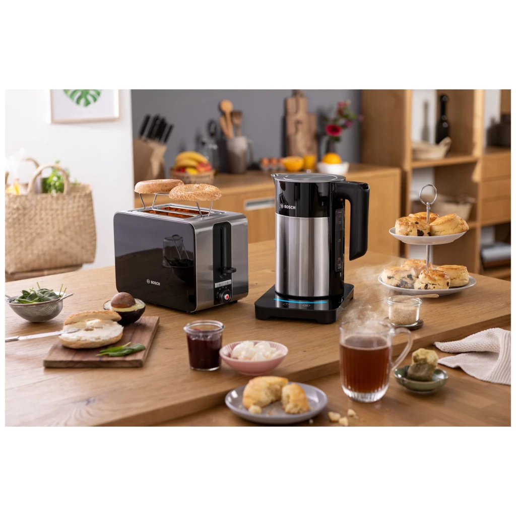 Chaleira elétrica Bosch 1,7L 1850W 7 temperaturas Preto TWK7203, em uso: sobre bancada de madeira com torradeira, vapor