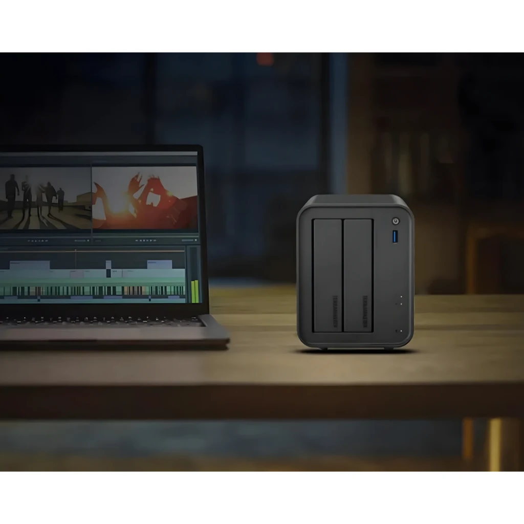 Serveur NAS TerraMaster 4Go Noir 2 Baies Sans Disques DDR4 F2-425, en usage: sur bureau à côté d'un laptop avec logiciel