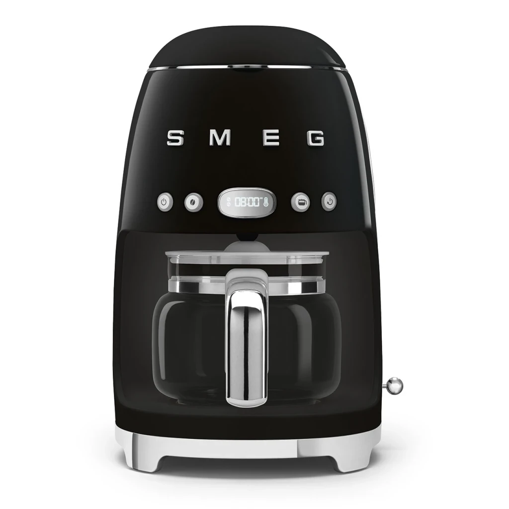 Cafetera de goteo Smeg 1,4L 10 tazas 1050W Negro DCF02BLEU, vista frontal: logo cromado, pantalla digital y jarra de vidrio