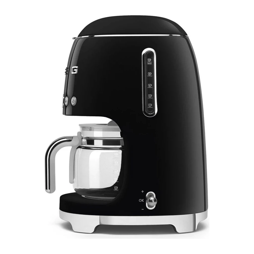 Cafetera de goteo Smeg 1,4L 10 tazas 1050W Negro DCF02BLEU, vista lateral: jarra de vidrio, indicador de nivel y botón OK