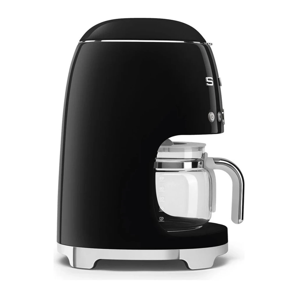 Cafetera de goteo Smeg 1,4L 10 tazas 1050W Negro DCF02BLEU, vista lateral: jarra de vidrio con asa cromada y botones