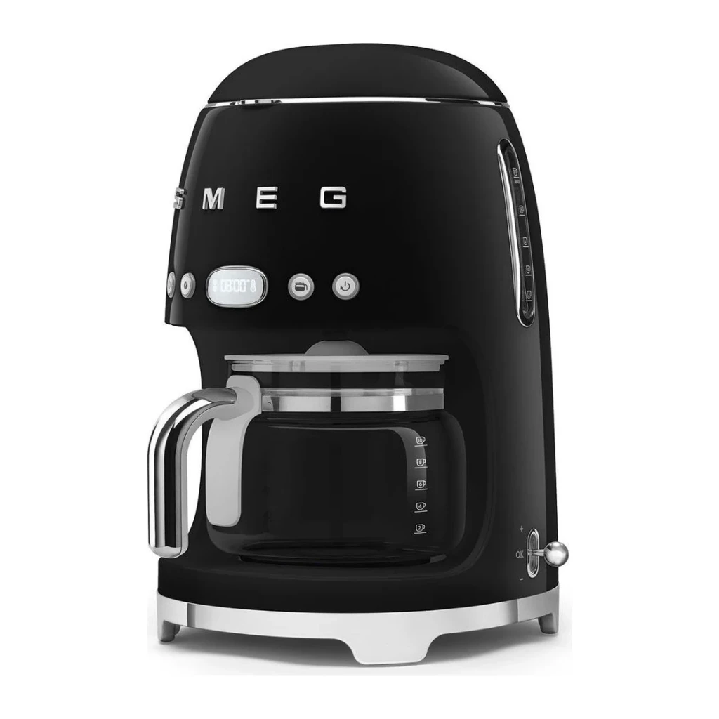 Cafetera de goteo Smeg 1,4L 10 tazas 1050W Negro DCF02BLEU, vista frontal 3/4: letras cromadas, pantalla LCD y jarra