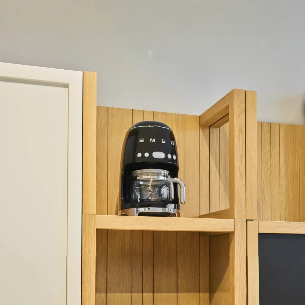 Cafeteira de filtro Smeg 1,4L 10 chávenas 1050W Preto DCF02BLEU, em uso: sobre estante de madeira de carvalho em cozinha