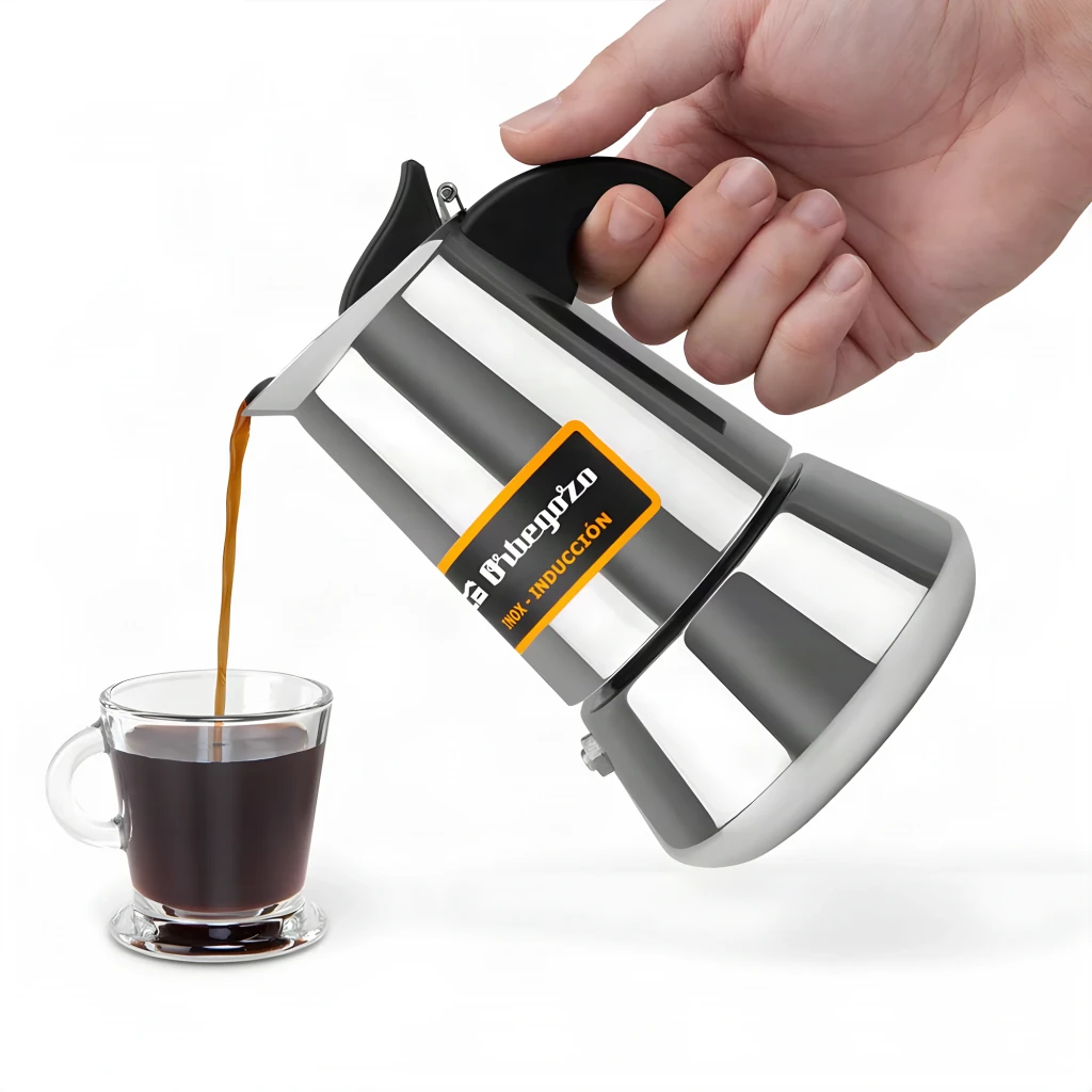 Cafetière Italienne Orbegozo 4 tasses Noir/Acier Inoxydable KFI 460, en utilisation: main versant le café dans une tasse