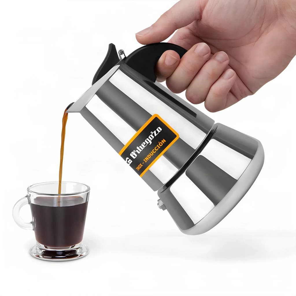 Cafetière Italienne Orbegozo 4 tasses Noir/Acier Inoxydable KFI 460, en utilisation: main versant le café dans une tasse