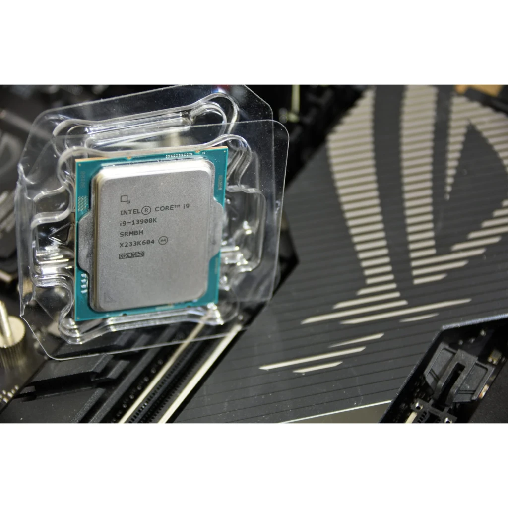 Intel Core i9-13900K 24 Núcleos LGA1700 Tray, en uso: procesador en bandeja tray sobre placa base, IHS metálico y PCB verde
