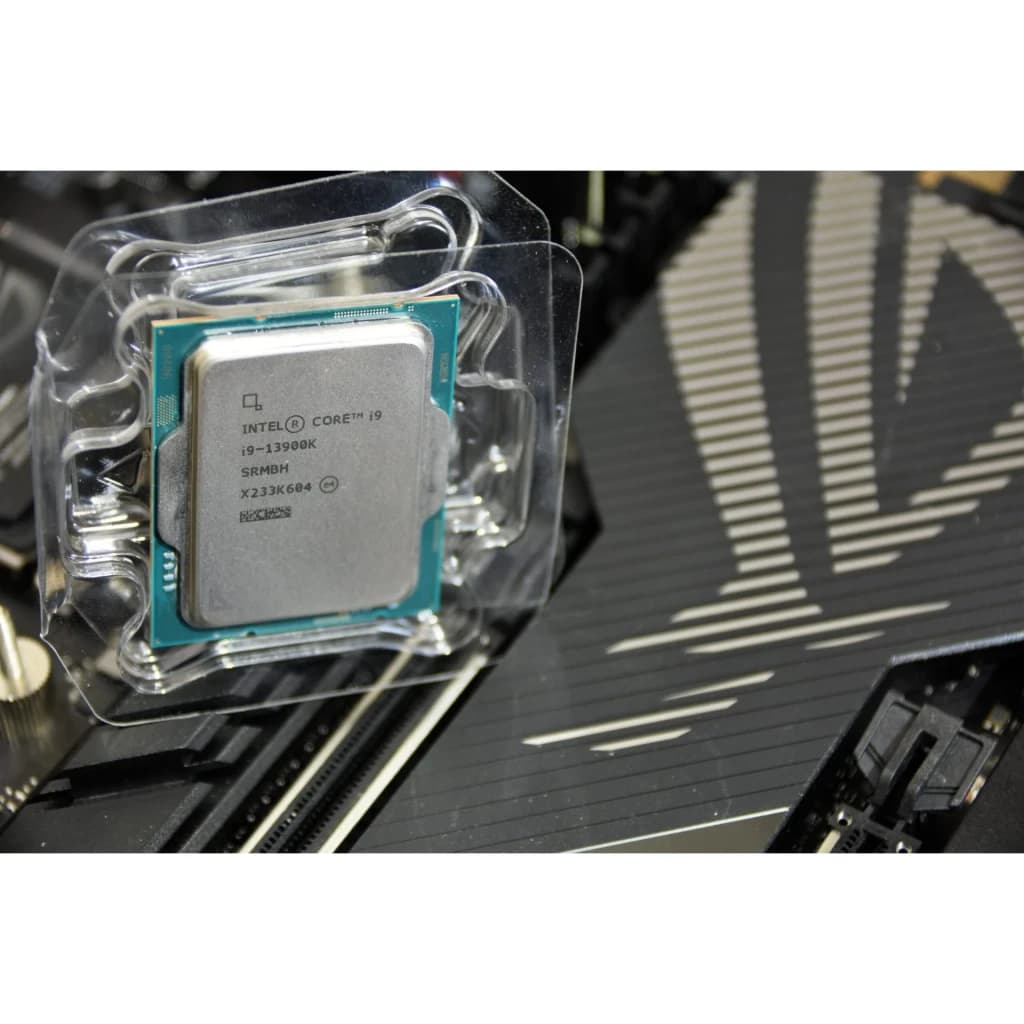 Intel Core i9-13900K 24 Núcleos LGA1700 Tray, en uso: procesador en bandeja tray sobre placa base, IHS metálico y PCB verde