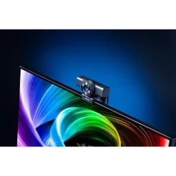Webcam Razer Kiyo V2 X 2K (1440p) Micrófono 60fps USB 2.0 Negro, en uso: sujeta en la parte superior de un monitor