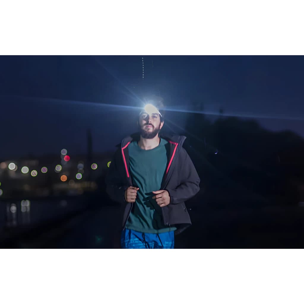 Lampe frontale Superfire Noir Rechargeable USB-C 350 lumens 120 m HL23-S, en utilisation: coureur nocturne avec faisceau