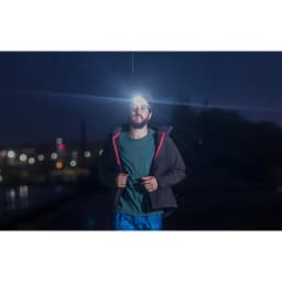 Lampe frontale Superfire Noir Rechargeable USB-C 350 lumens 120 m HL23-S, en utilisation: coureur nocturne avec faisceau