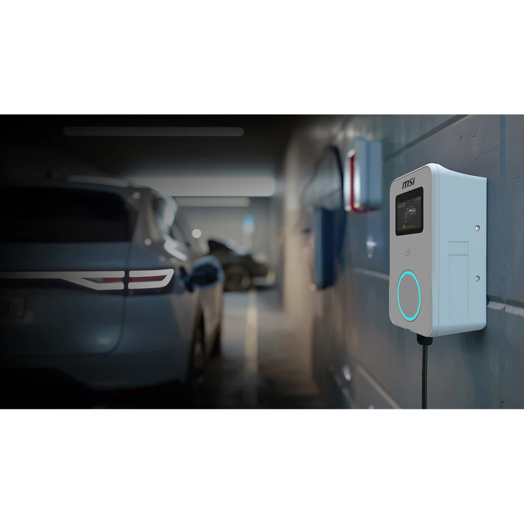 Cargador para Coche Eléctrico MSI EVSE EZwall Premium Max OCPP Blanco 22kW, en uso: montado en pared de garaje con coche