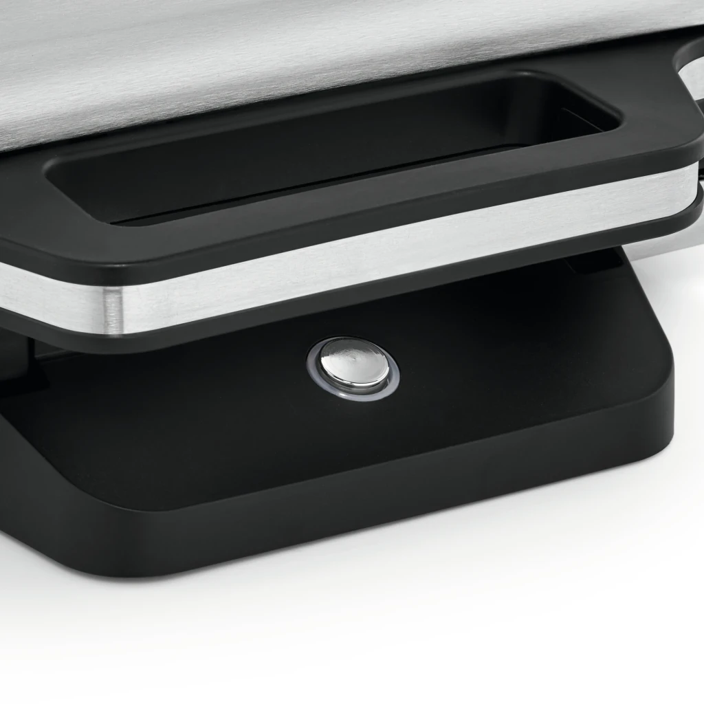 Sandwichera WMF Lono 800W 2 sándwiches Plata, detalle lateral: asa negra, franja plateada y botón de apertura