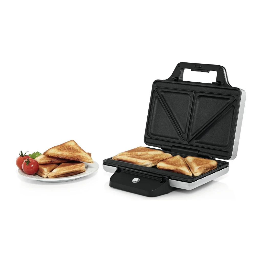 Sandwichera WMF Lono 800W 2 sándwiches Plata, abierta: placas antiadherentes triangulares con sándwiches y plato con tomates