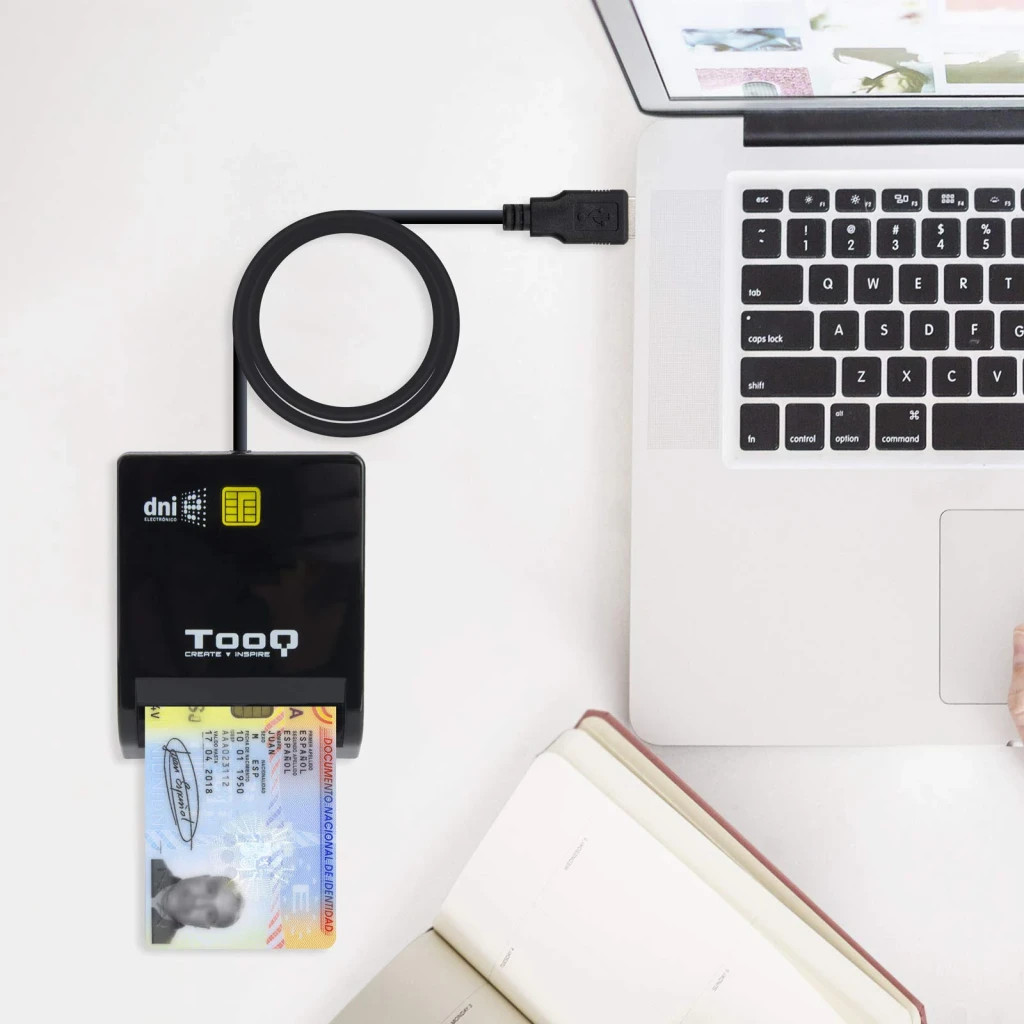 Lecteur de cartes TooQ TQR-210B Noir USB 2.0 DNIe en cours d'utilisation: carte DNI insérée, câble USB branché à un laptop