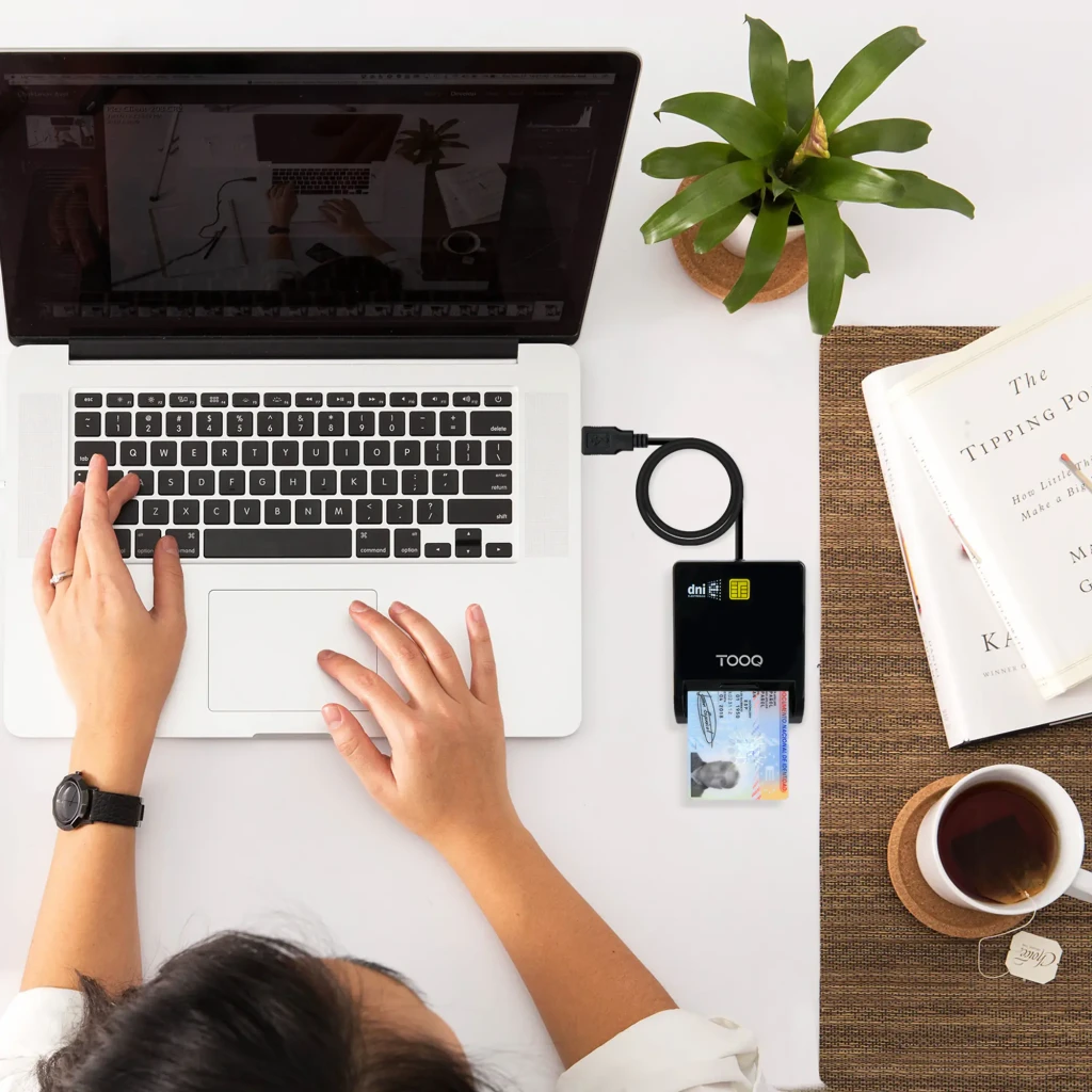 Lecteur de cartes TooQ TQR-210B Noir USB 2.0 DNIe en utilisation: vue zénithale, branché à un laptop avec carte insérée