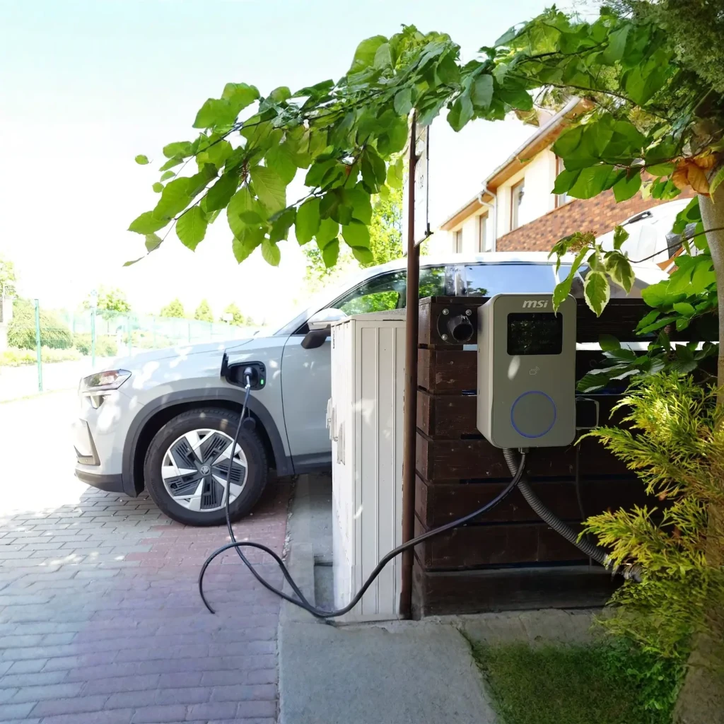Cargador Coche Eléctrico MSI EVSE EZwall Premium Max Gris 22kW Monofásico y Trifásico 5m, en uso: montado en valla exterior