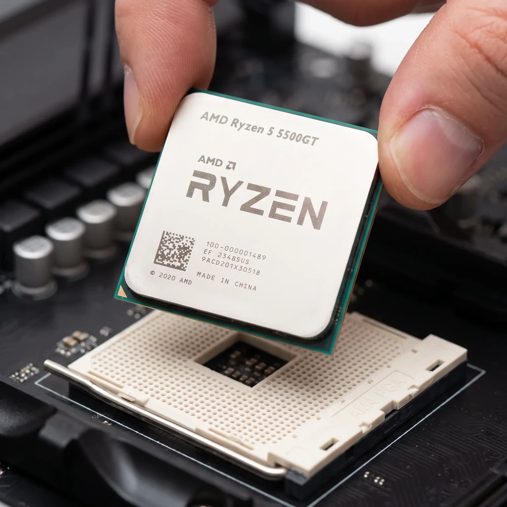 AMD Ryzen 5 5500GT 6 Núcleos AM4 Tray, em uso: mão inserindo o processador no socket AM4 da placa-mãe
